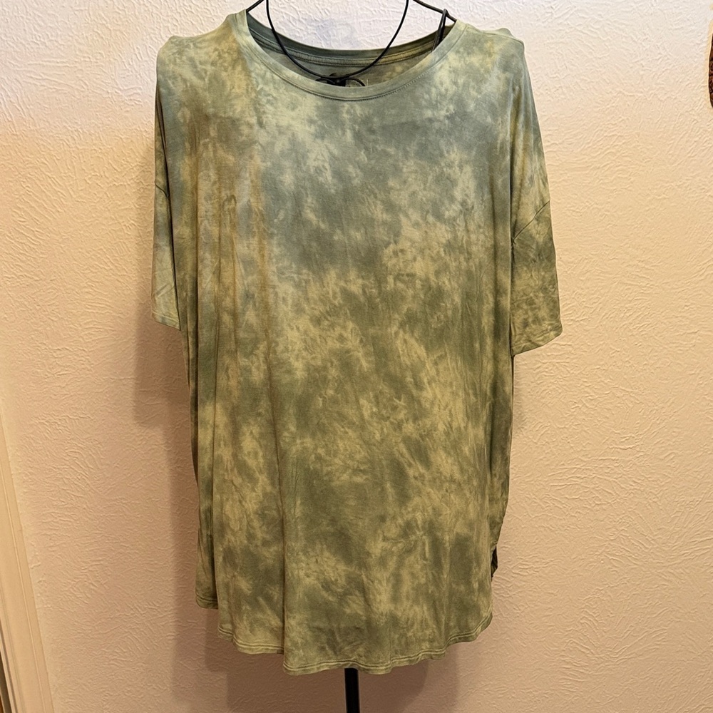🍀🍀🍀3 for 12$🍀🍀🍀Green Tie-Dye Shirt—XL